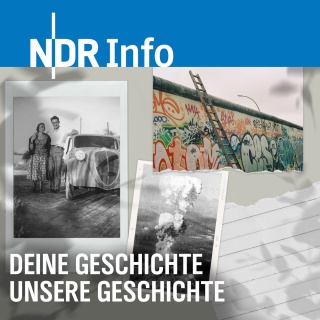 Alte Fotografien liegen nebeneinander.