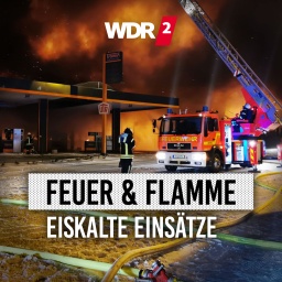 Löschfahrzeug im Wintereinsatz vor brennender Tankstelle