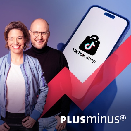 Auf dem Bild ist ein Smartphone mit dem Text &#034;Tik Tok Shop&#034; zu sehen. TikTok-Shop ist in Deutschland gestartet. Damit kann man nun aus der Video-App heraus direkt einkaufen und zahlen. Das Konzept hat das Shopping in China revolutioniert. Aber wird es auch uns Deutsche zu einem Volk von Impulskäufern machen?