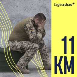 Ein traumatisierter Soldat verbirgt verzweifelt sein Gesicht in den Händen.