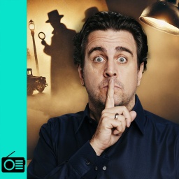 Kein Mucks: Bastian Pastewka hält sich den Zeigefinger vor den Mund, neben im eine Silhouette eines Mannes mit Hut mit einer Lupe.