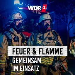 Zwei Feuerwehrmänner in voller Montur bei Nacht