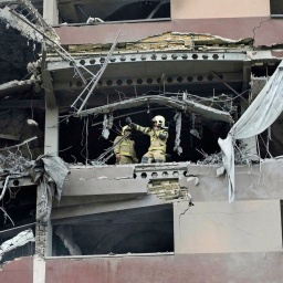 Iran: Feuerwehrleute arbeiten nach israelischen Angriffen am Ort einer Explosion in einer Wohnanlage im Norden von Teheran.