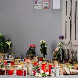 Blumen und Kerzen liegen vor einer Schule in Gedenken an die Opfer nach einem Amoklauf in Graz. 