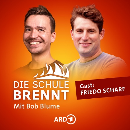 Friedo Scharf und Bob Blume auf dem Podcast-Cover von &#034;Die Schule brennt - Mit Bob Blume&#034;