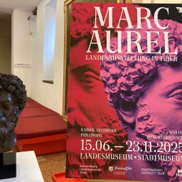 Ausstellungsplakat für die Landessausstellung zum römischen Kaiser Marc Aurel in Trier. Die Ausstellung soll möglichst barrierefrei sein.