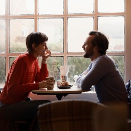 Ein Paar in einem Cafe
