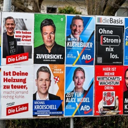 Zahlreiche Wahlplakate hängen nebeneinander